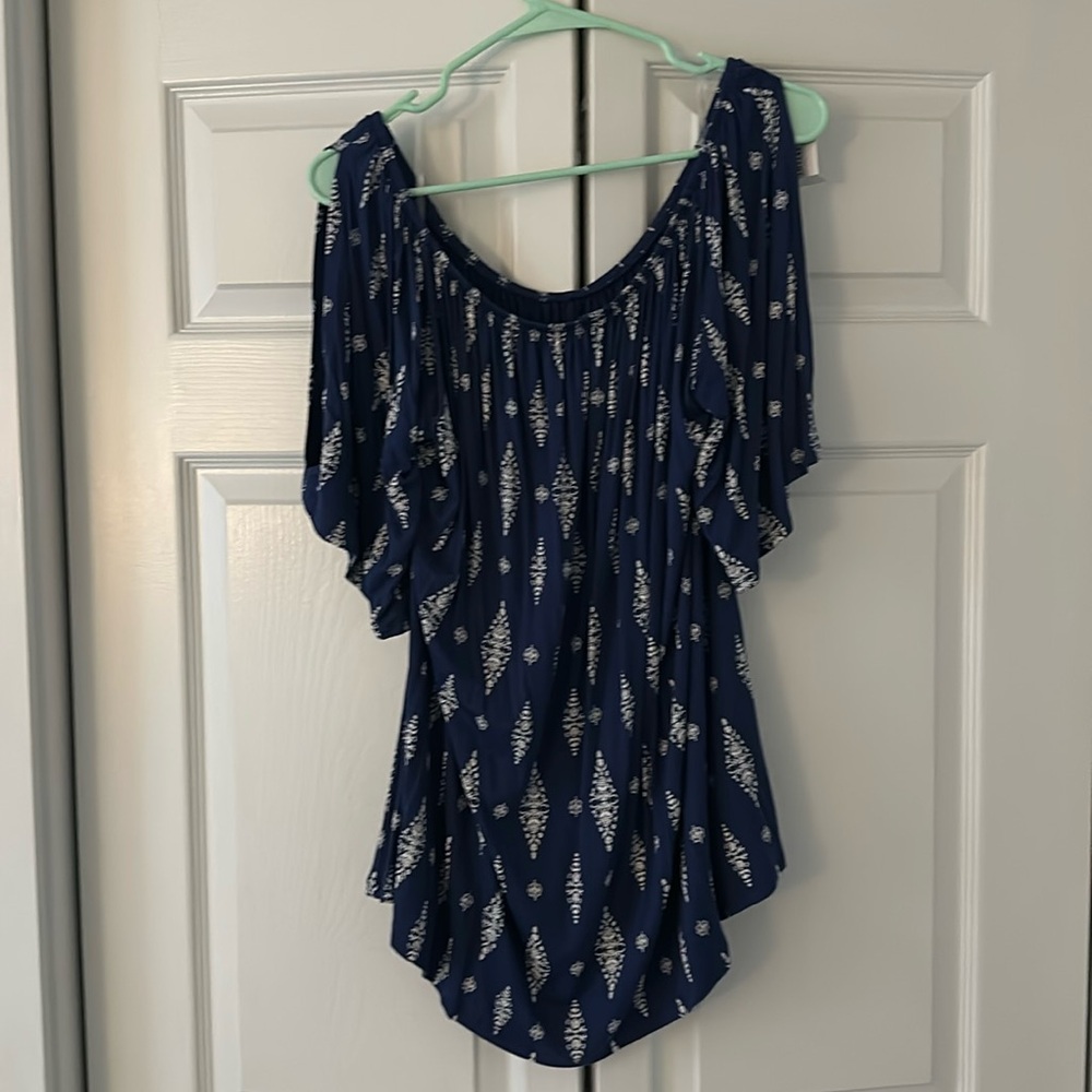 Lane Bryant size 22/24 blue and white cold shoulder t, can be worn off shoulder!